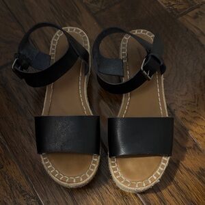 Universal Thread Women’s Black and Tan Platform Sandals